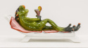 Figurka żaba na leżaku z drinkiem 10x19x7,5