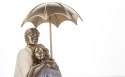 Figurka Para Zakochanych siedząca pod parasolem 15x18x11