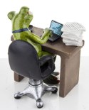 Figurka Żaba przed komputerem